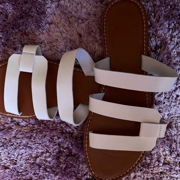 No Brand Shoes - Women’s White Flat Sandals NWOT